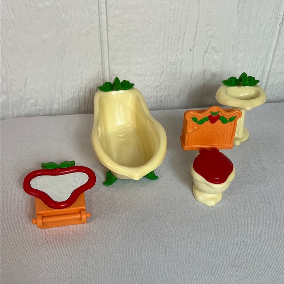 Vintage Strawberry Shortcake Bathroom Playset with Cream and Green Accents - Picture 1 of 1